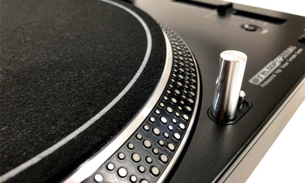 Auch das Stroboskoplicht des Reloop RP-5000 MK4 wird wie beim Technics per U-Boot-Periskop ausgefahren 