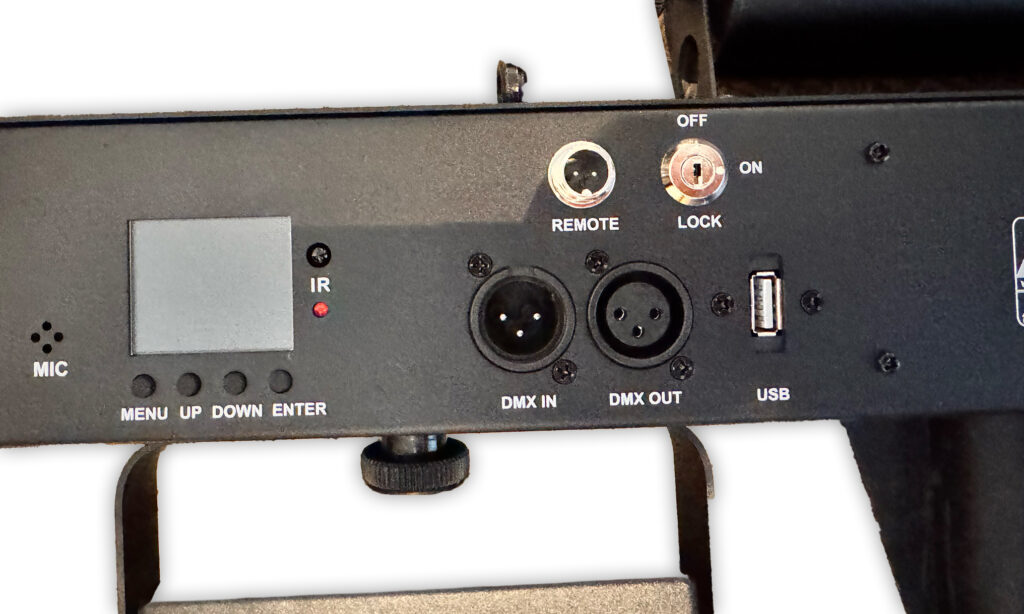 … auf alle Anschlussmöglichkeiten des Stairville BossFX-3 Scan Pro Lampensets