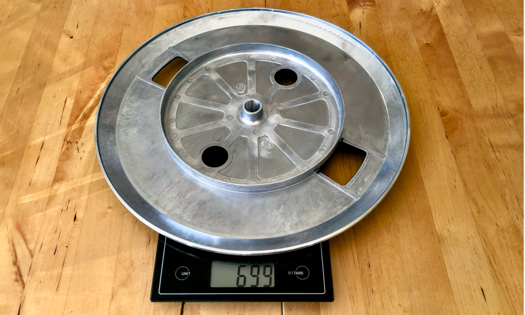 Der ungedämpfte Plattenteller ist mit 700 Gramm zu leicht für den professionellen Betrieb 
