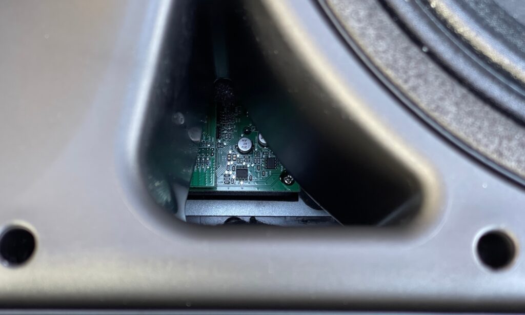 Sneek Preview auf die Aktivmodul Elektronik des QSC CB10 durch einen Bass Reflex Port