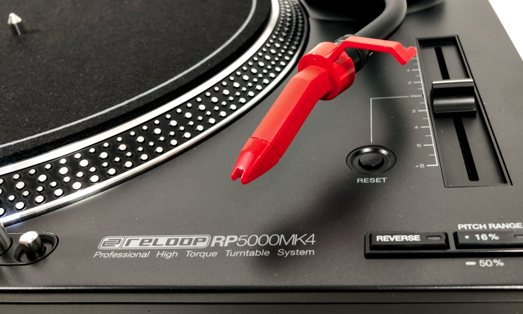 Der Reloop RP-5000 MK4 kommt ohne Headshell oder Cartridge. Ihr habt die freie Wahl! 