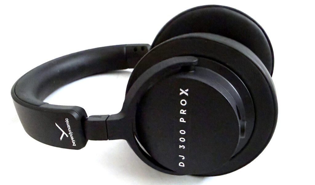 Die Ansicht auf die Seite mit Over-Earpads des beyerdynamic DJ 300 Pro X 