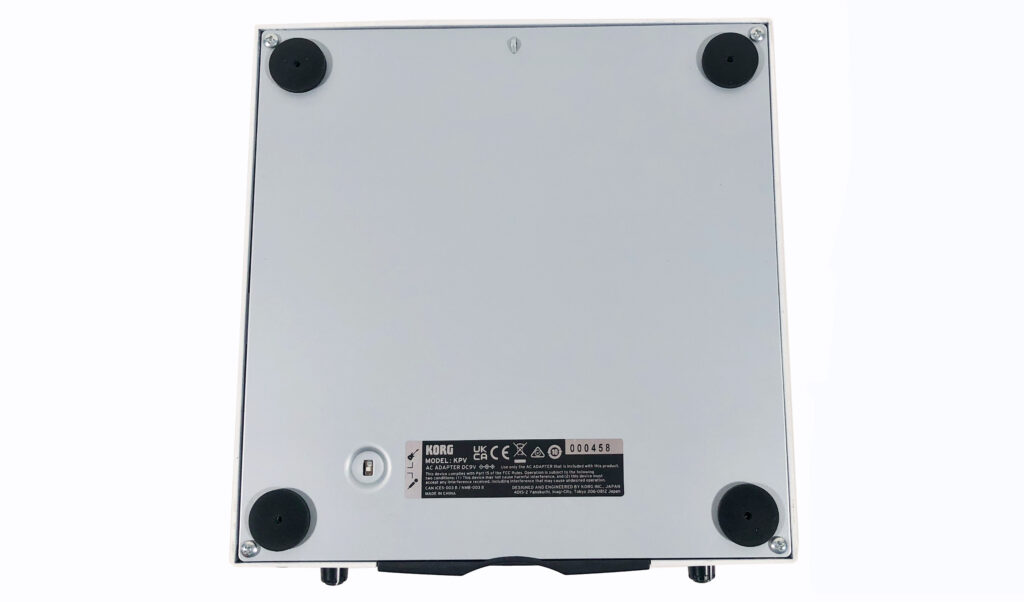 Auf der Unterseite des Korg Kaoss Pad V befindet sich der Wahlschalter für Mikrofon-oder Gitarrenimpedanz 