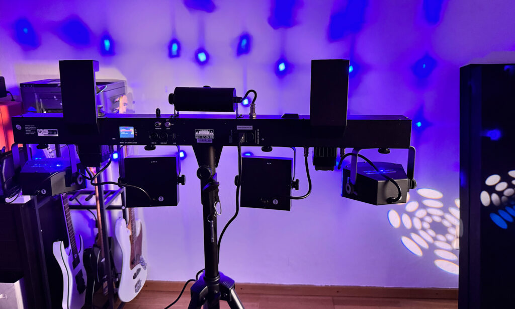 Die Scanner und Derbys der Stairville BossFX-3 Scan Pro projizieren Formen an die Wand