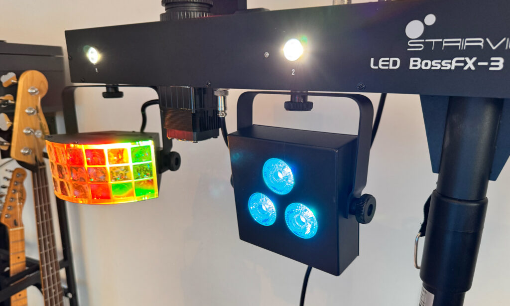 Dazu spielt der Spot Farben aus