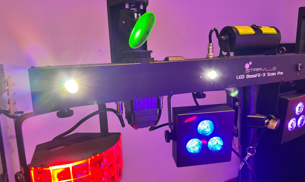 Im 2-CH-Mode können diverse Auto-Programme des Stairville BossFX-3 Scan Pro abgefeuert werden