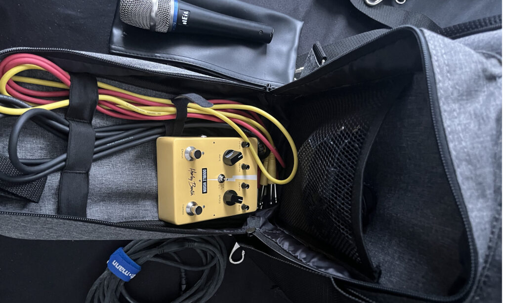 Seitentasche mit Bodentreter und Kabeln 