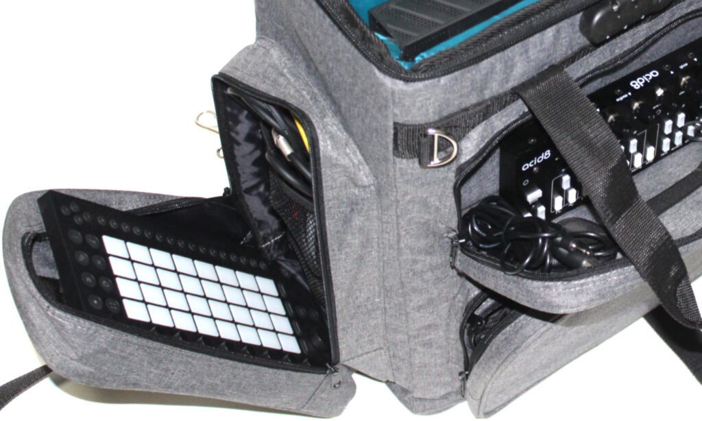 Thomann Digital Backpack XL GR: In den Aussentaschen wäre sogar Platz für einen Ableton Move … 