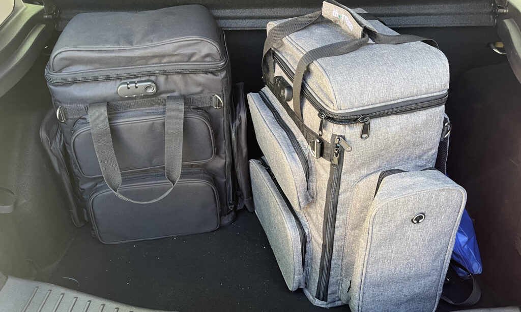  Thomann Digital Backpack XL im Kofferraum stehend - passt