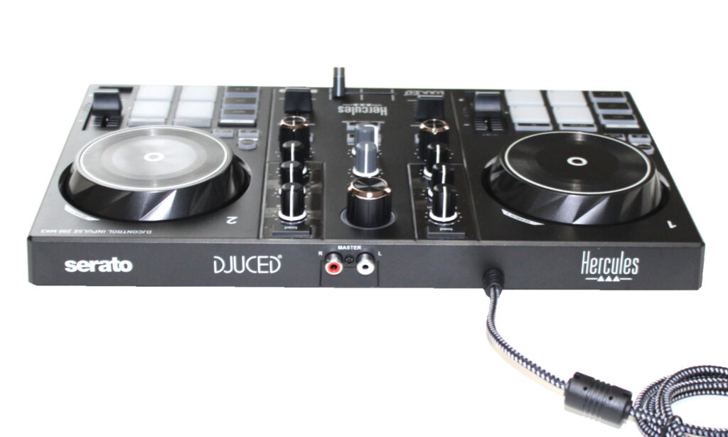 USB-C und Stereo-Master-Ausgang im Cinch-Format beim Hercules DJControl Inpulse 200 MK3