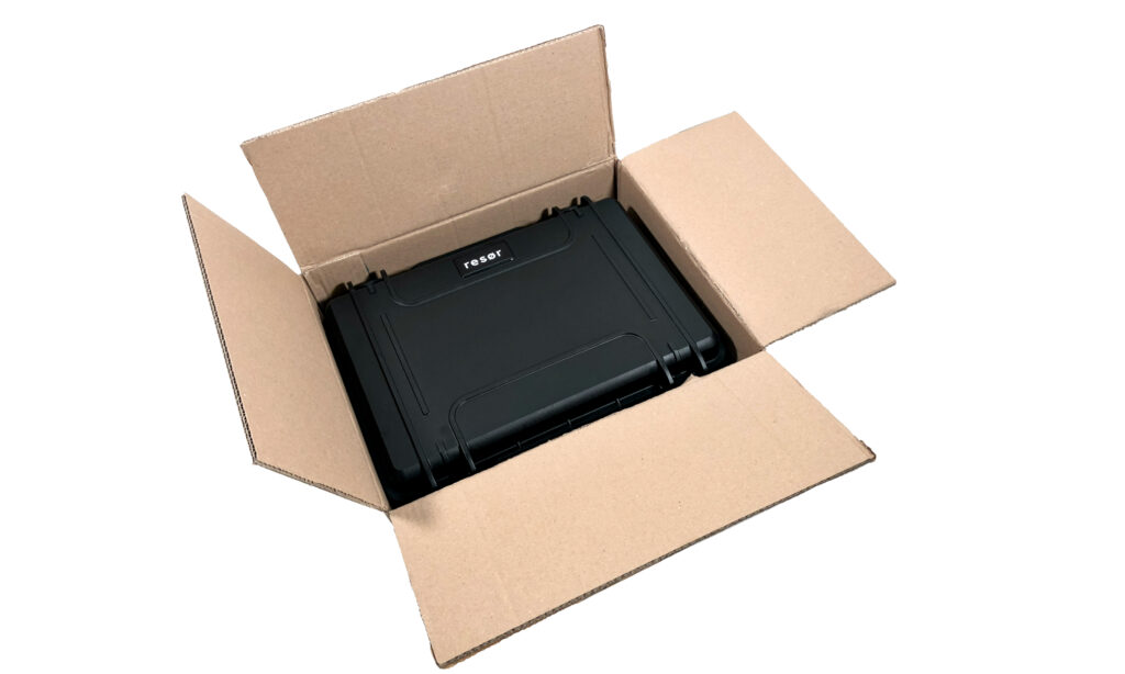 Case im Karton – sicherer kann man den resør electronics 2525 MFX kaum transportieren