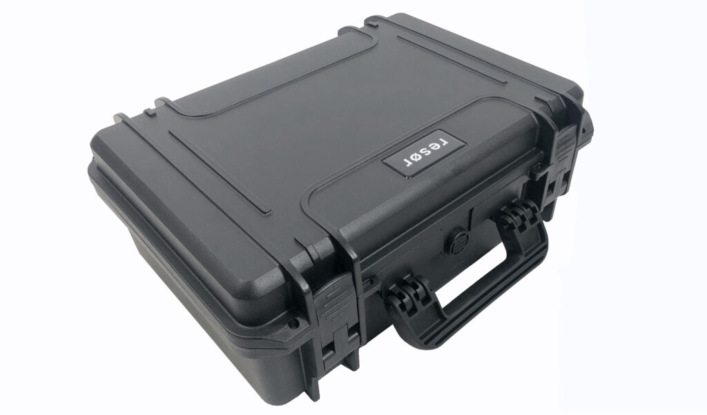 Das gebrandete Peli-Case hält den resør electronics 2525 MFX sicher …