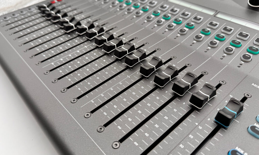 Die Fader Allen & Heath SQ5+ haben einen angenehmen Widerstand