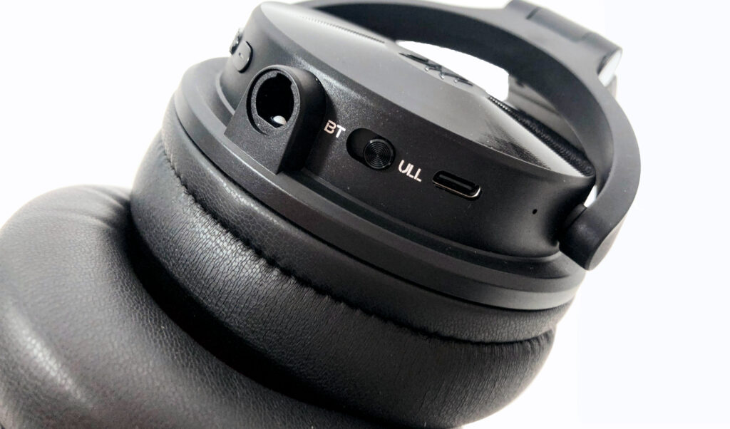 An der rechten Kopfhörermuschel finden wir die Bedientaster, den Schalter für den Wireless-Modus, den USB-C-Eingang und den Hauptanschlussdes Spiralkabels