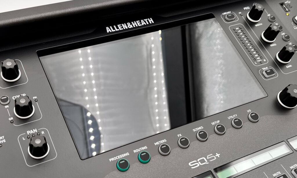 Das Display am Allen & Heath SQ5+ fällt nun deutlich größer aus
