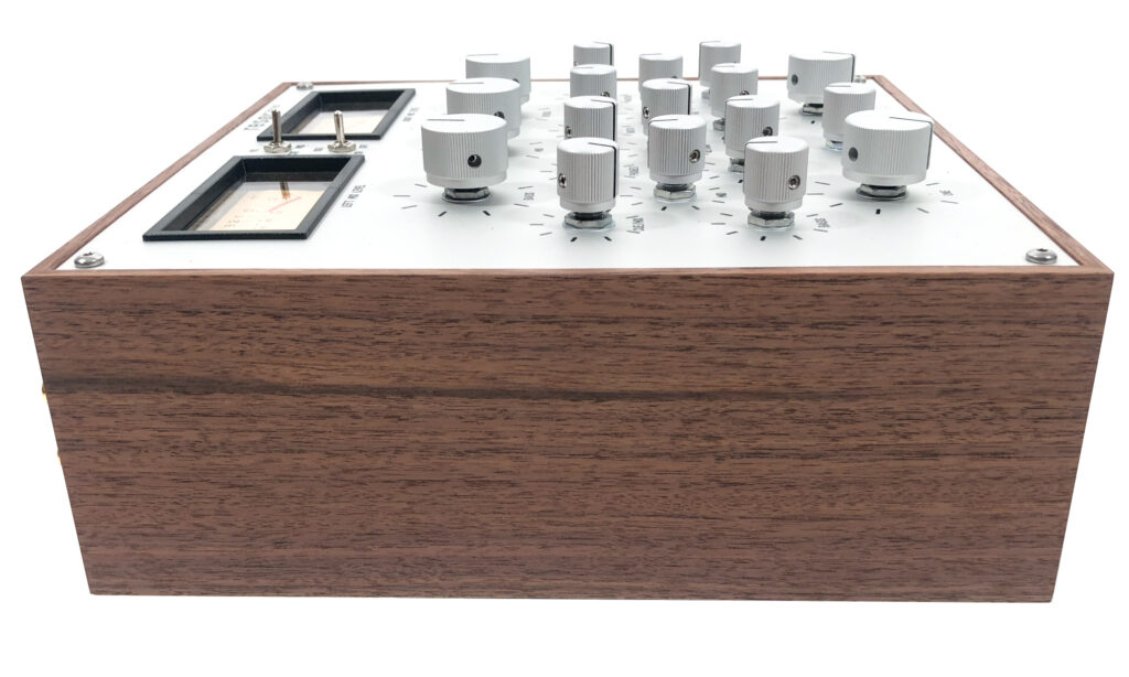 Der Holzrahmen und die Aluminiumplatten des resør electronics 2525 MFX können individuell konfiguriert werden