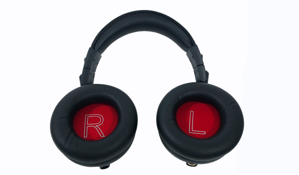 In den Ohrmuscheln des OneOdio Studio Max 2 wird klargestellt, wo links und rechts sind