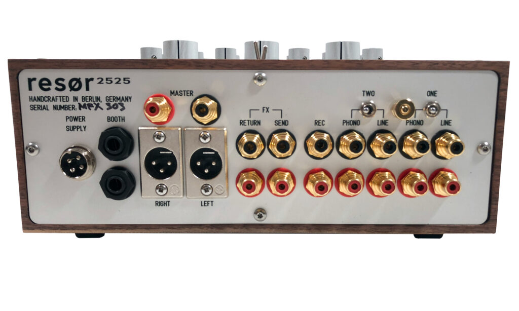 Anschlüsse satt auf der Rückseite des resør electronics 2525 MFX