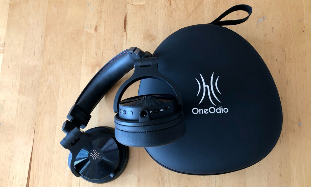 Der OneOdio Studio Max 2 ist maximal biegsam und in seinem großen Hartschalen-Case sehr gut geschützt