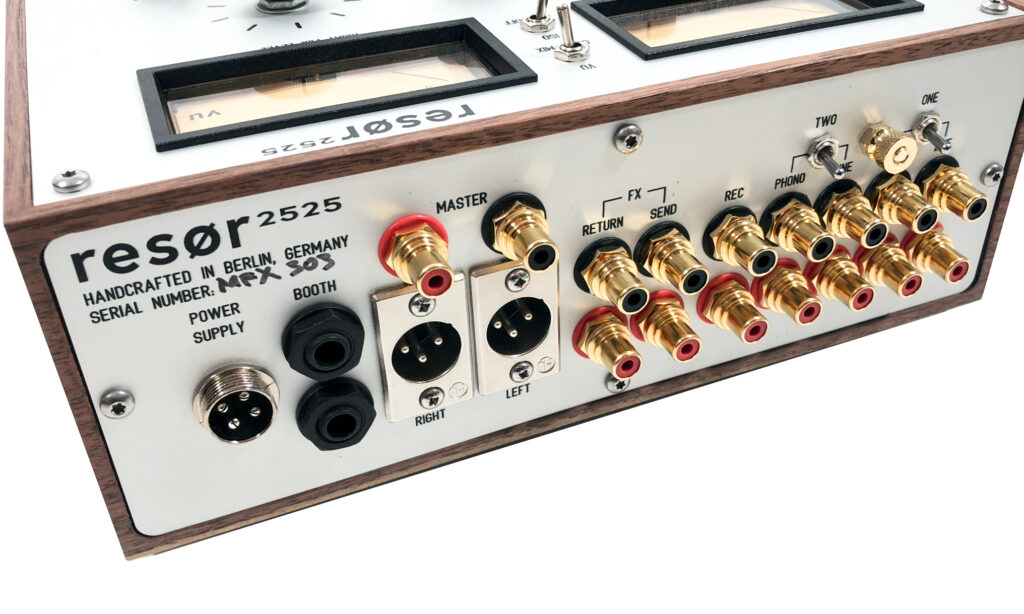  Wir haben uns sehr über die Seriennummer unseres resør  Rotary DJ-Mixers gefreut. MFX 303