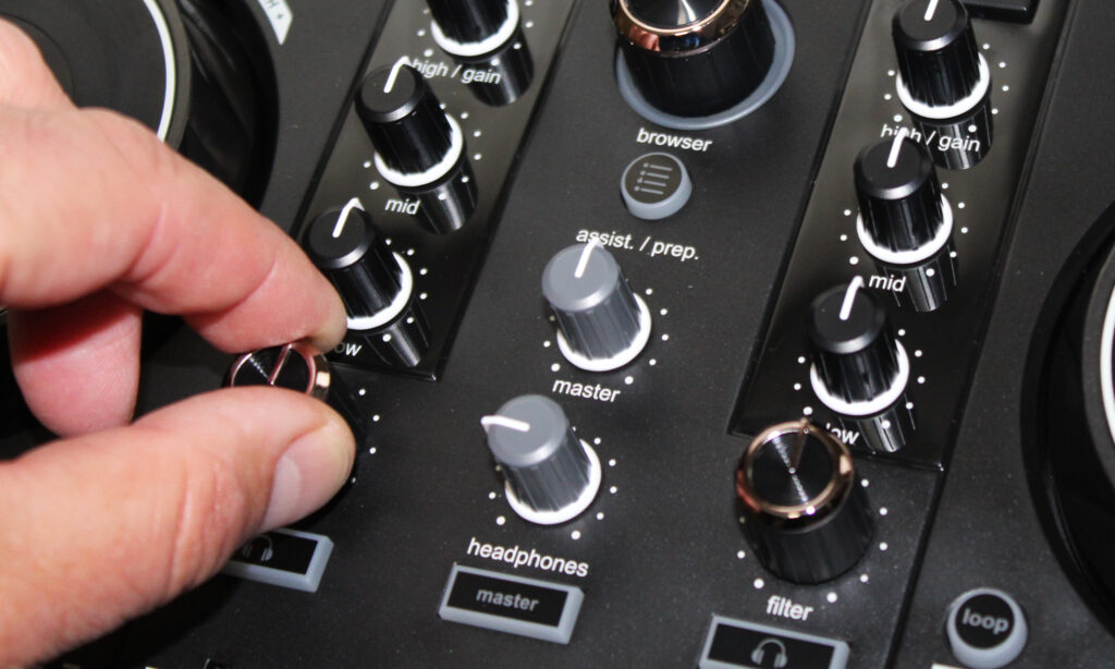 ... und Drehregler des Hercules DJControl Inpulse 200 MK3 drehen und gleiten zweckentsprechend 