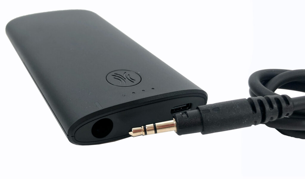 Die Miniklinkenstecker beider mitgelieferten Kabel können sowohl im Transmitter M2 als auch dem OneOdio Studio Max 2 sicher verriegelt warden – hier der M2.