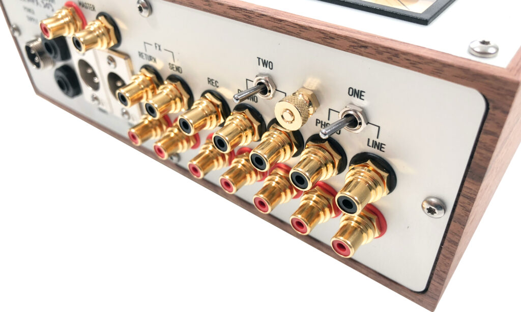 Die Cinch-Anschlüsse des resør electronics 2525 MFX sind besonders lang