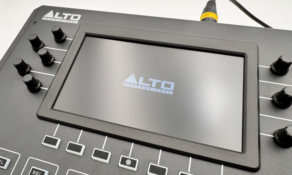 Das Alto Professional TMD16 schaltet sich ein