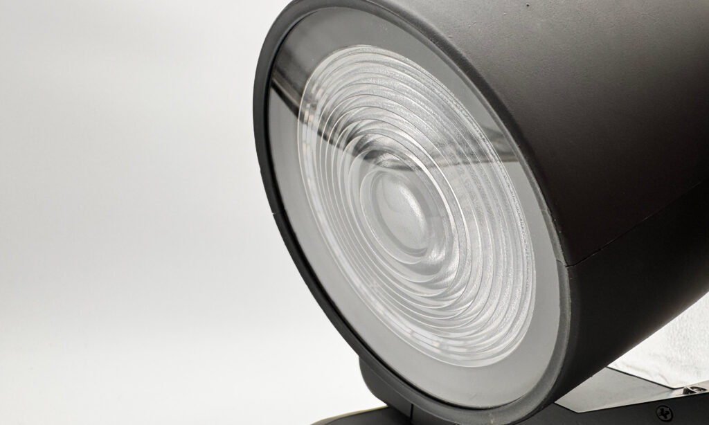 Die Linse des LCPRO Auron One20 lässt sich per Zoom-Befehl ein- und ausfahren
