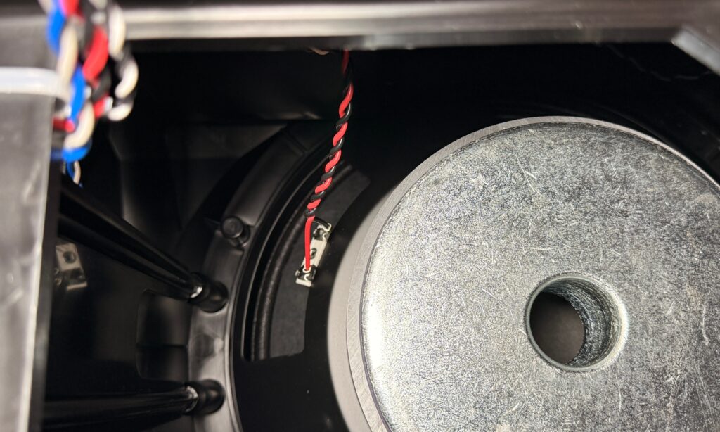 Der verbaute 12“ Ferrit-Tieftöner der Box