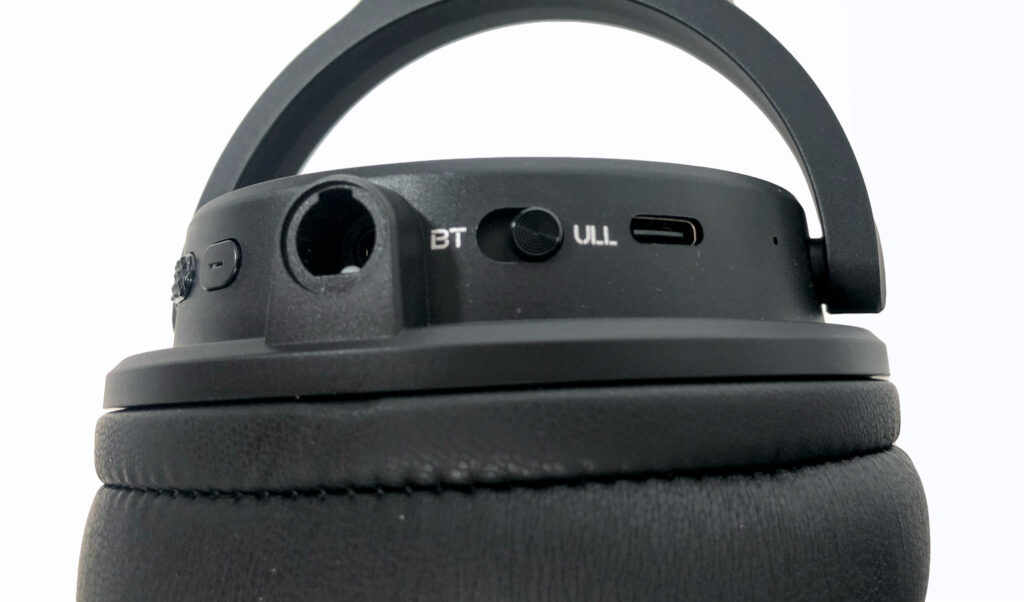 Mit dem Wireless-Mode-Schalter des OneOdio Studio Max 2 kann man blitzschell und bei laufendem Betrieb zwischen ULL (Ultra Low Latency) und Bluetooth (BT) wechseln