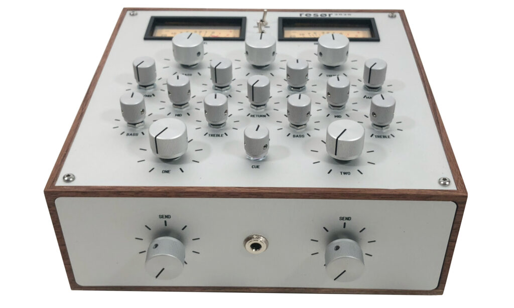 Die Dreiband-Equalizer des resør electronics 2525 MFX spannen sich wie eine Pyramide über die Lautstärkeregler ihrer Kanäle 