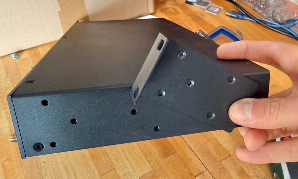 Die Rack-Winkel des Swissonic Professional Router 2 MKIII lassen sich bei Bedarf auch versetzten