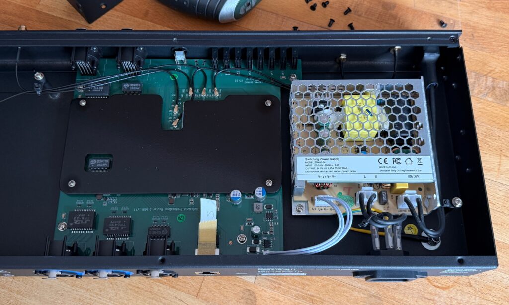 Ein Industrie-Schaltnetzteil unterstreicht die professionellen Ambitionen