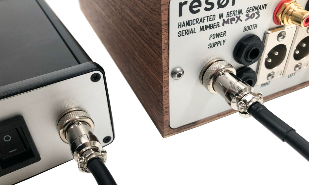 Das große externe Netzteil powert den resør electronics 2525 MFX