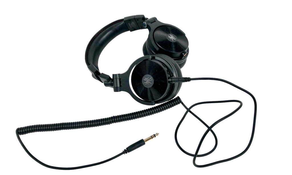 Der OneOdio Studio Max 2 kann auch mit Kabel betrieben werden