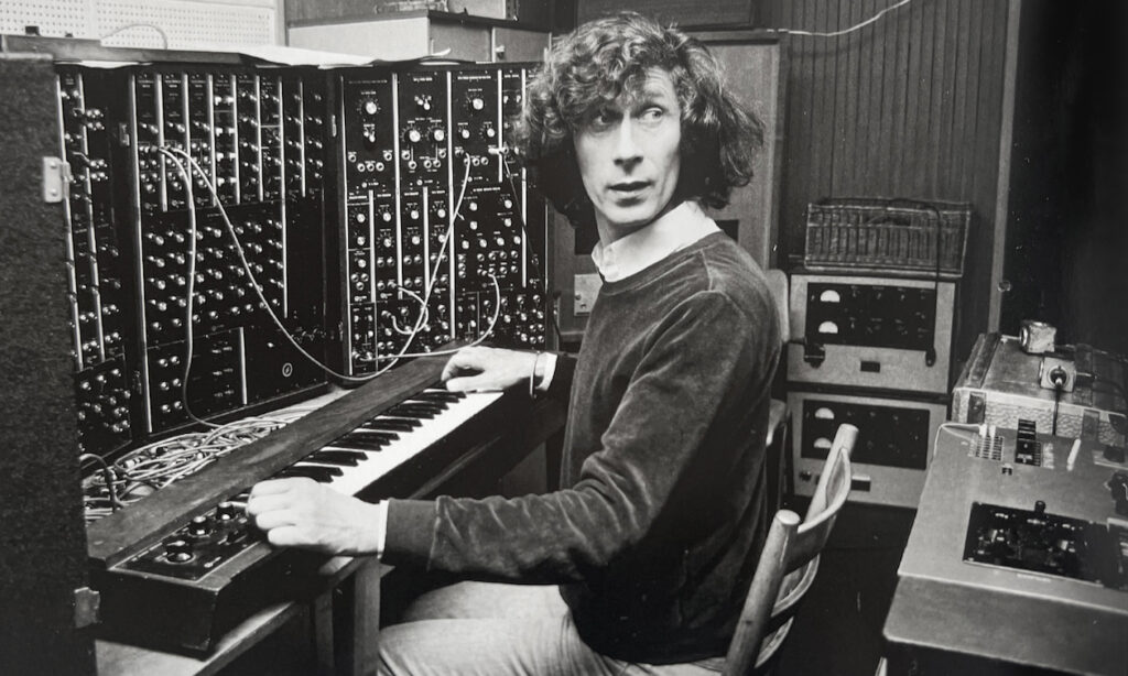 Eberhard Schoener am Moog IIIp (Bildquelle: Radial Verlag)