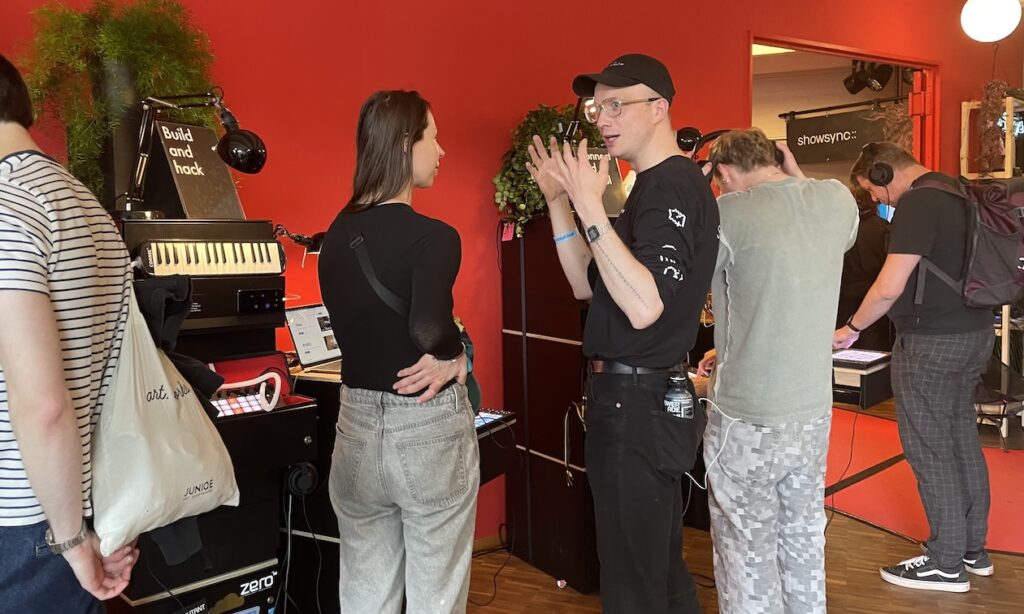 Und wieder eine Stunde um: Gespräche und Treffen auf der Superbooth  (Bildquelle: Sven Rosswog) 