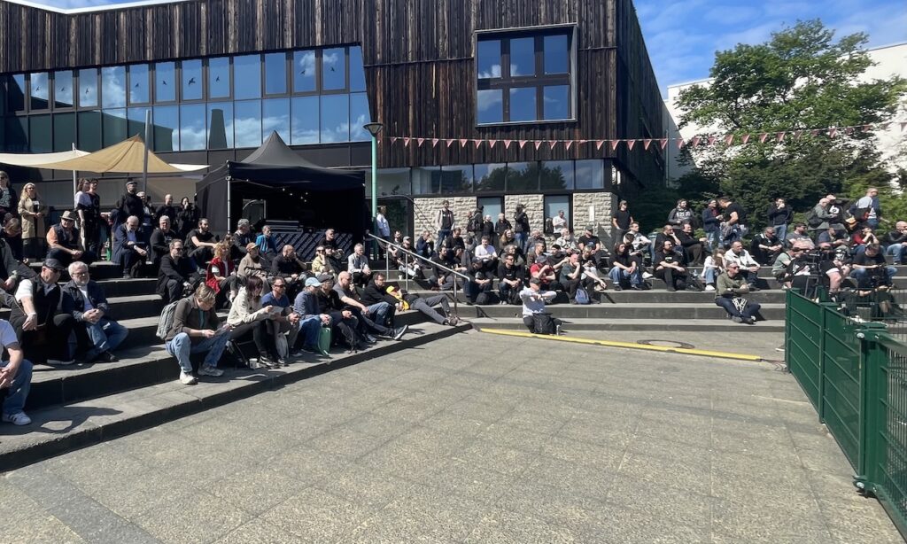Das Superbooth Publikum lauscht einem Konzert auf der Seebühne (Bildquelle Sven Rosswog)  