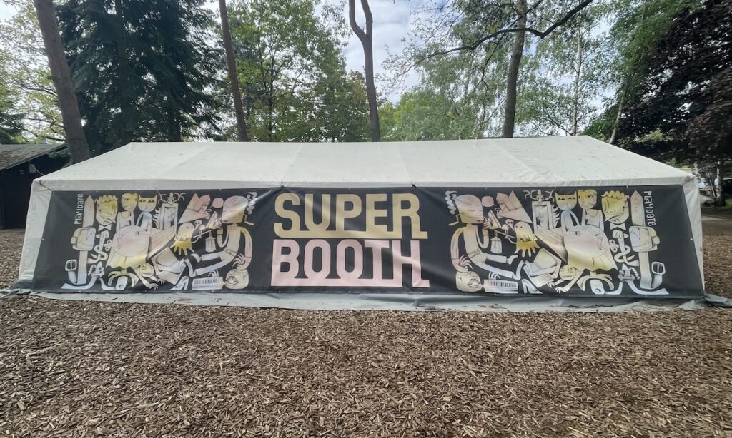  Ein typisches Superbooth Messezelt mit Jim Avignon Artwork (Bildquelle: Sven Rosswog) 