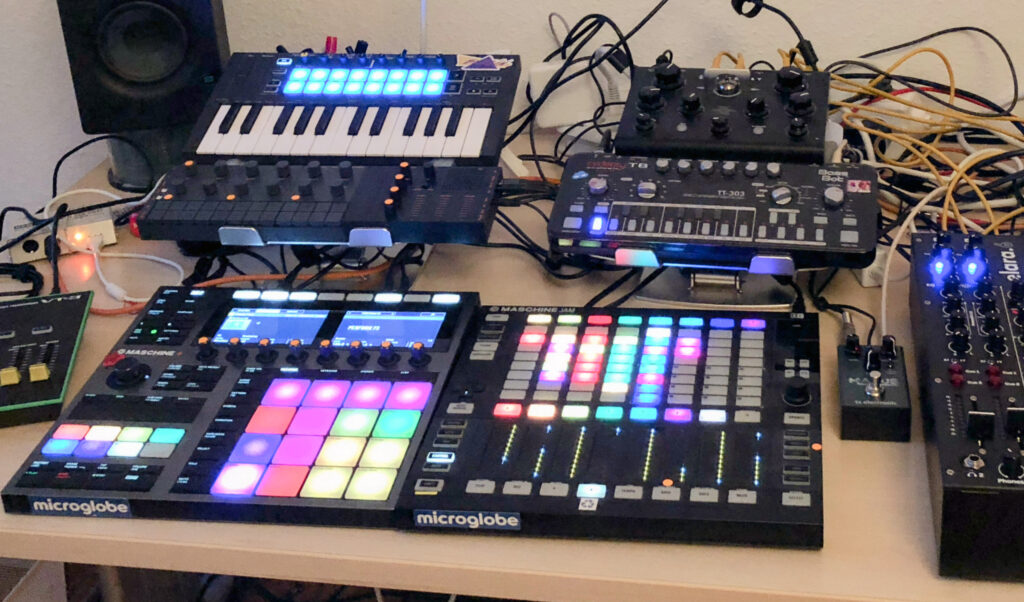 Das muss alles mit in den Flieger: Maschine+, Maschine JAM, Yamaha SEQTRAK, Cyclone Bassbot TT-303, Novation Keyboard, TC Electronics MAGUS und das Ninja Tune Zen Delay