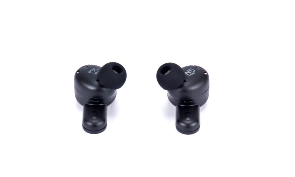 Ergonomisch und spritzwassergeschützt – die Gehäuse der AKG N5 Hybrid Black
