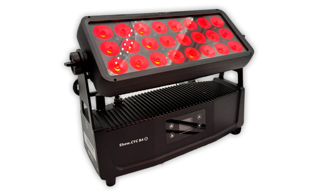 Der LCPRO Show.CYC B4 kommt mit 24 RGBL-LEDs
