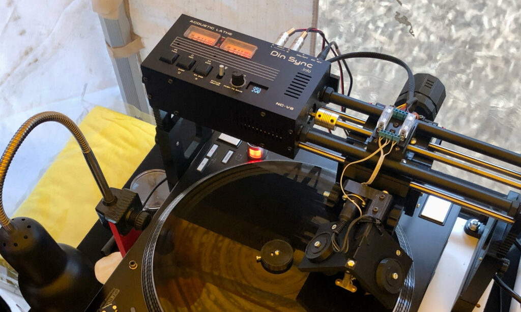 DIN Sync zeigte auf der Superbooth 2025 einen Prototyp der NC-V8 Acoustic Lathe Schallplattenschneidemaschine.