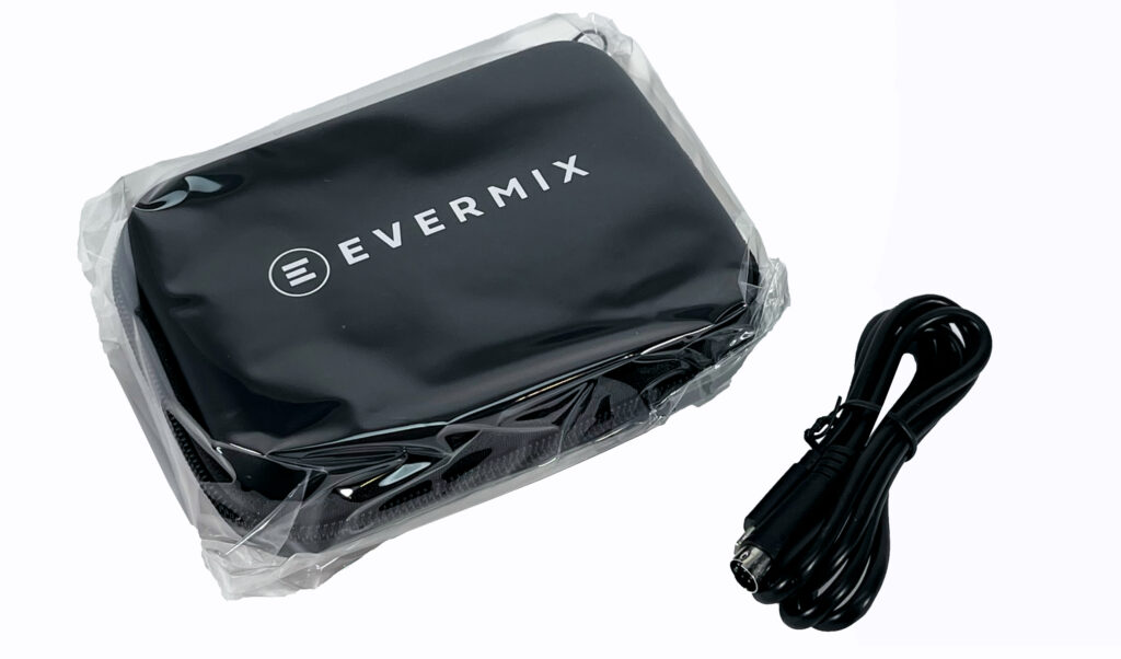 Alles an einem Ort: Das mitgelieferte Hardcase ist prima für den sicheren Transport der EvermixBox5 und aller nötigen Kabel geeignet.