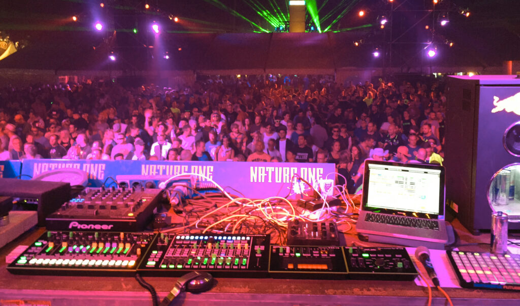 Viele Geräte auf der Bühne, hier bei Mijk van Dijk’s Liveact auf der Nature One 2015 Wie nimmt das alles nur mit in den Flieger?(Foto: Mijk van Dijk)