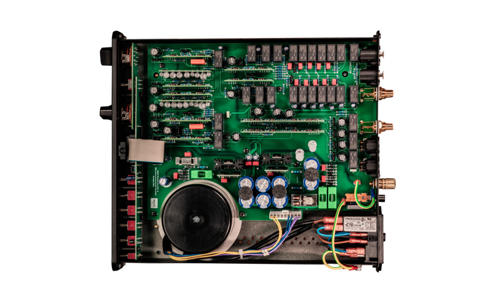Ein Blick ins Innere macht nur allzu deutlich, dass die Größe des Chassis auch nicht hätte kleiner ausfallen dürfen (Copyright: SPL Electronics GmbH)