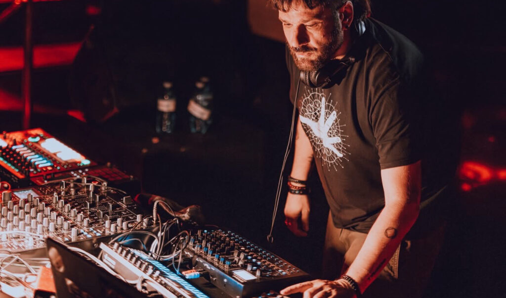 Das Bühnenequipment von Technoliveact Saytek passt in zwei Taschen / Saytek Live (Foto: Saytek)