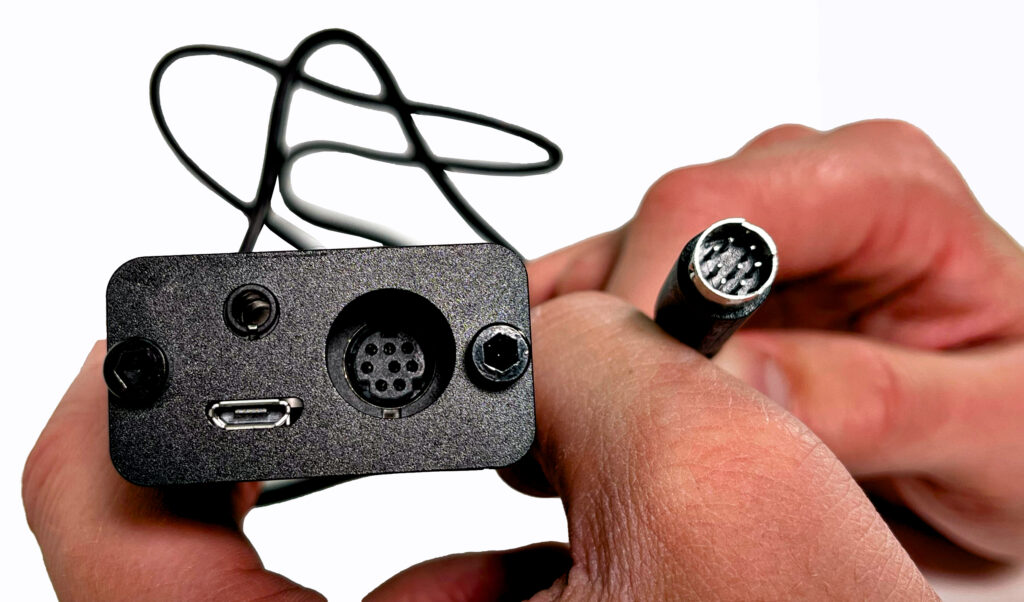 EvermixBox5: Multi-Pin-Buchse, Miniklinken-Mikrofon-Eingang und ein micro-USB-Anschluss für die optionale Stromversorgung