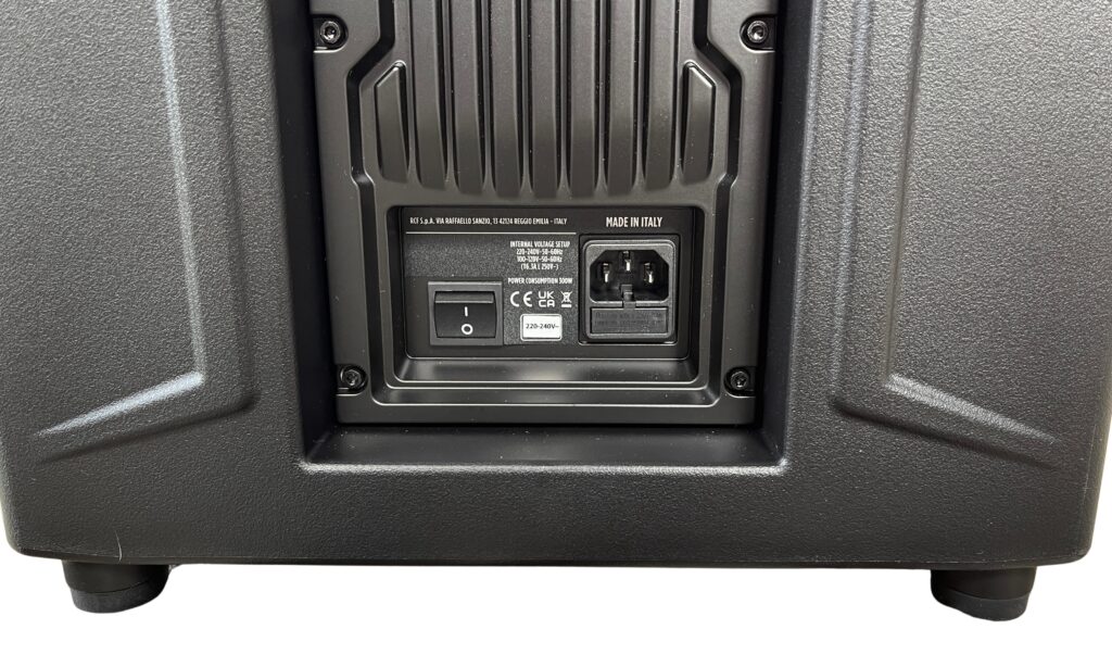 Die RCF EVOX J9 wird über eine Kaltgerätebuchse befeuert, …